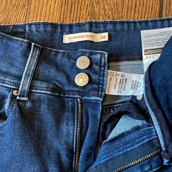 Levi’s 721 High Rise Skinny Jean - Picture 4 of 7